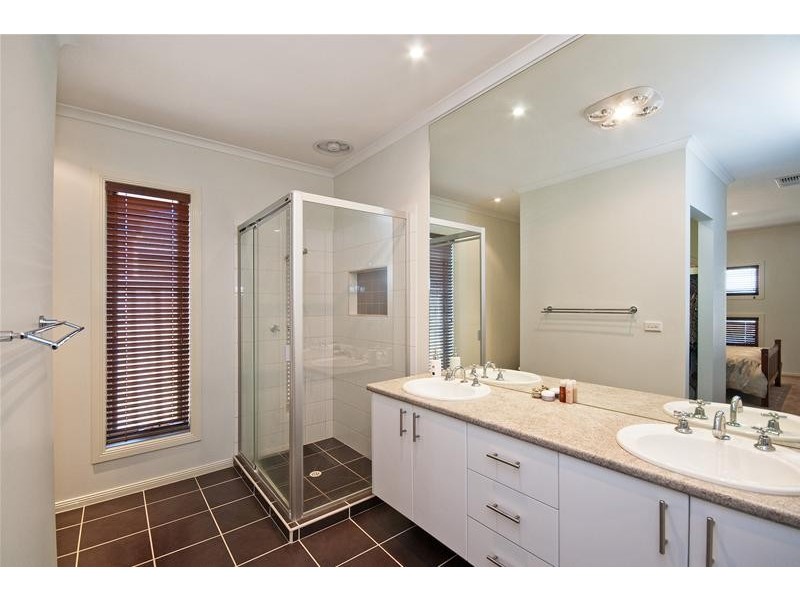 6 Greenfinch Court, Williams Landing VIC 3027