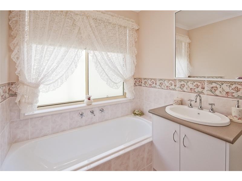 2 Charing Cross, Wyndham Vale VIC 3024