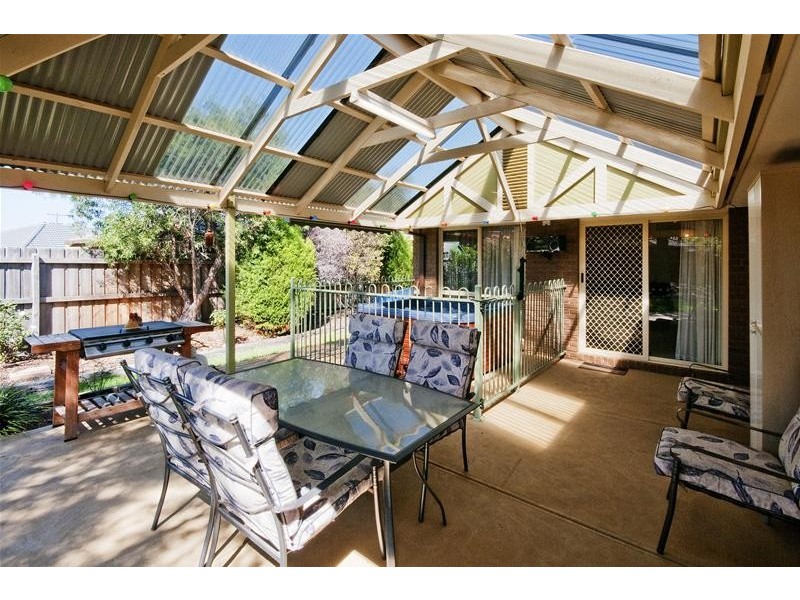 17 Weiskof Drive, Hoppers Crossing VIC 3029