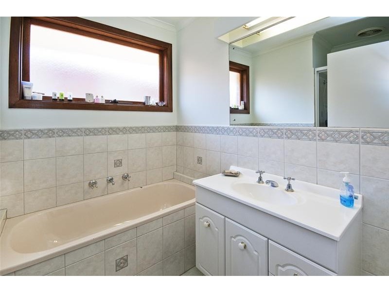 17 Weiskof Drive, Hoppers Crossing VIC 3029