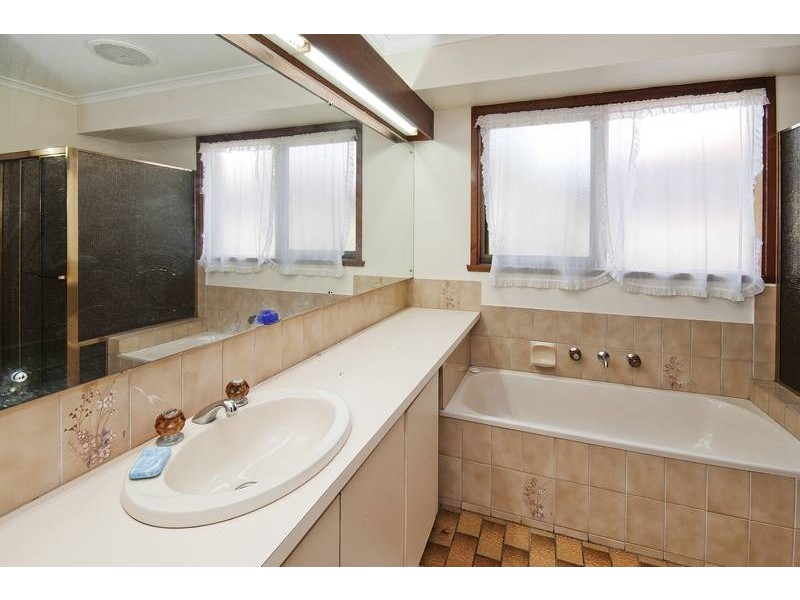 24 Dennison Avenue, Hoppers Crossing VIC 3029