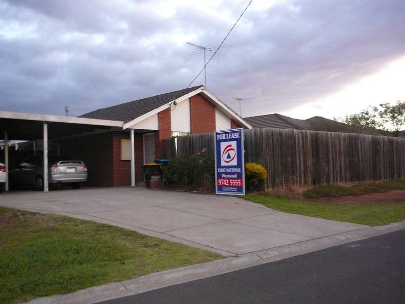 2/273 Greaves Street North, Werribee VIC 3030