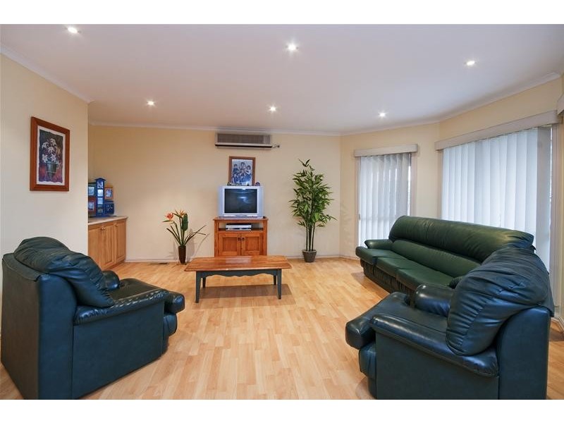 9 Nicholson Close, Werribee VIC 3030