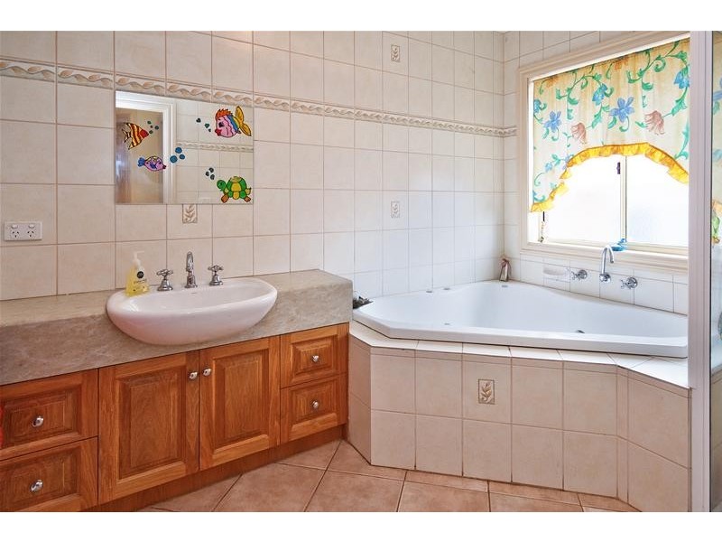 9 Nicholson Close, Werribee VIC 3030