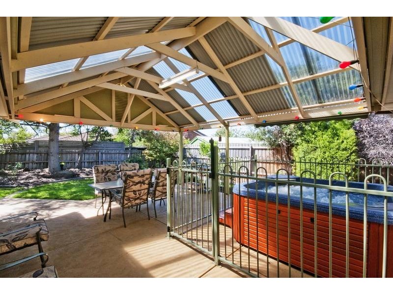 17 Weiskof Drive, Hoppers Crossing VIC 3029