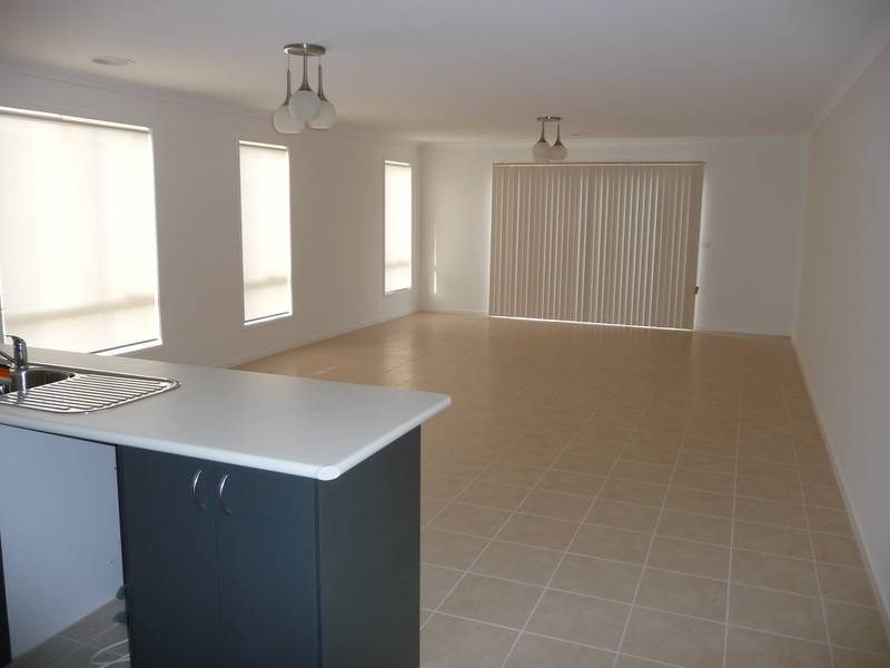 15 Spoonbill Close, Williams Landing VIC 3027