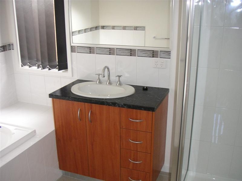 2/11 Montana Drive, Werribee VIC 3030