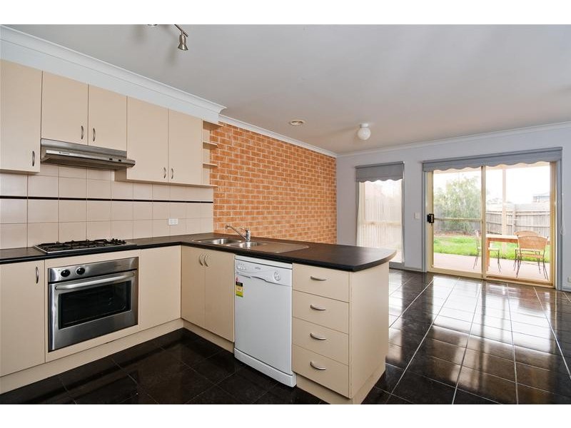 2/56 Racecourse Road, Werribee VIC 3030