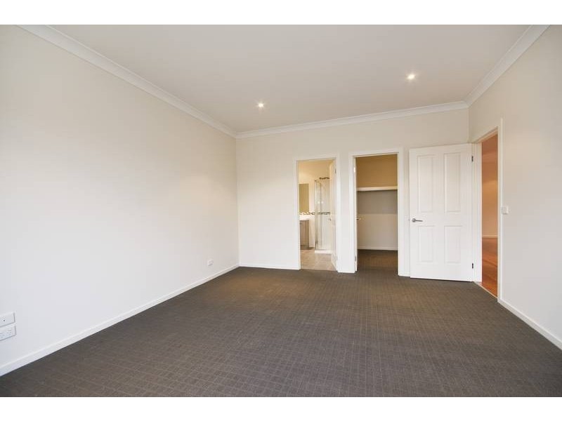 18 Yankos Drive, Werribee VIC 3030