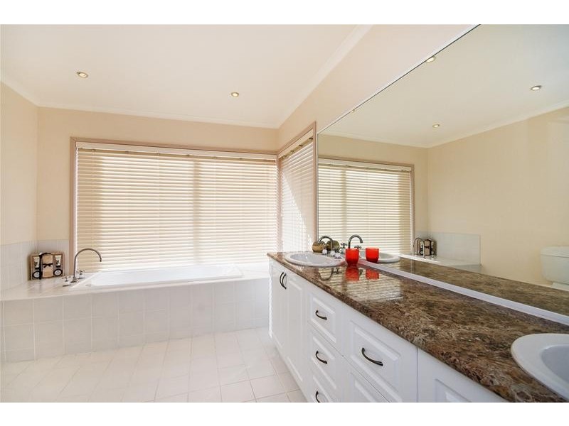 8 Nathan Close, Hoppers Crossing VIC 3029