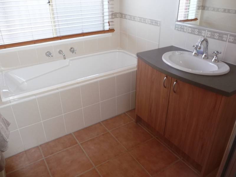 28 Knightsbridge Drive, Tarneit VIC 3029