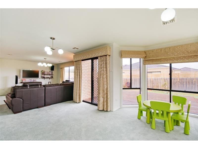 15 Lewiston Drive, Point Cook VIC 3030