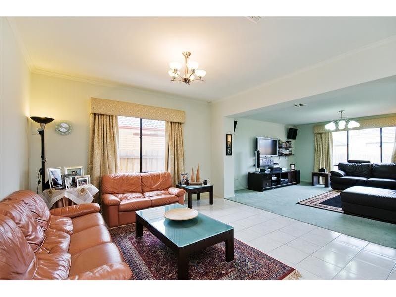 15 Lewiston Drive, Point Cook VIC 3030