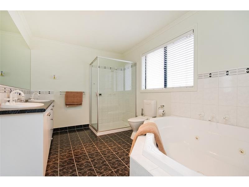 15 Lewiston Drive, Point Cook VIC 3030