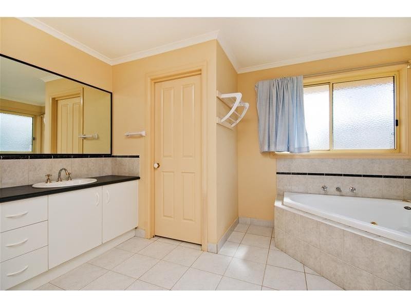 2 Bridgewater Way, Truganina VIC 3029