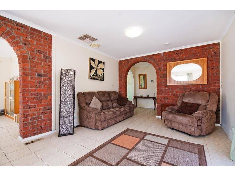 9 Tanilba Street, Werribee VIC 3030