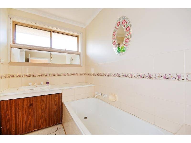 9 Tanilba Street, Werribee VIC 3030