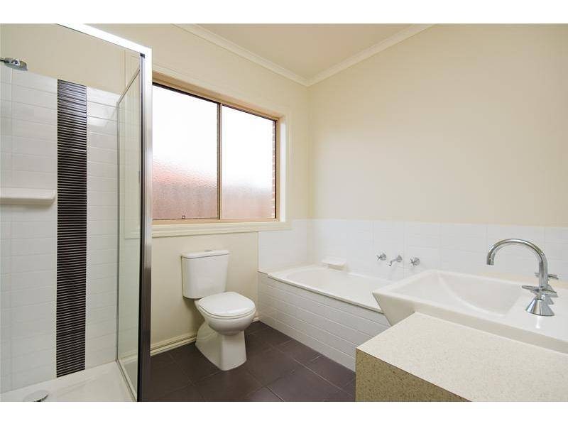 2/1 Penn Close, Werribee VIC 3030