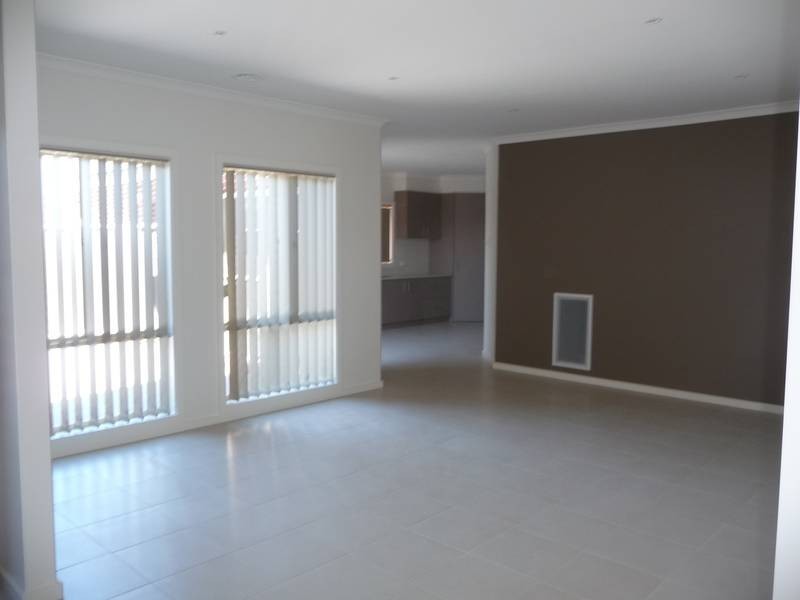 2/3 BUCKINGHAM DRIVE, Wyndham Vale VIC 3024