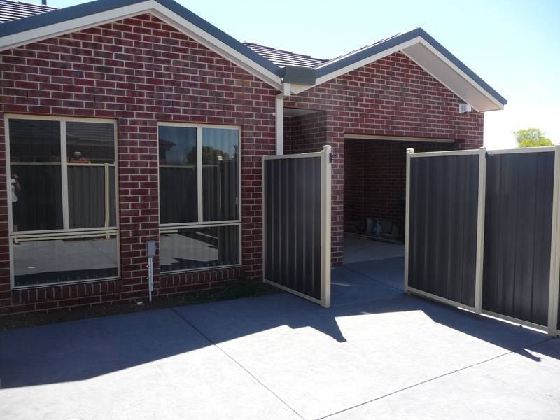 2/3 BUCKINGHAM DRIVE, Wyndham Vale VIC 3024