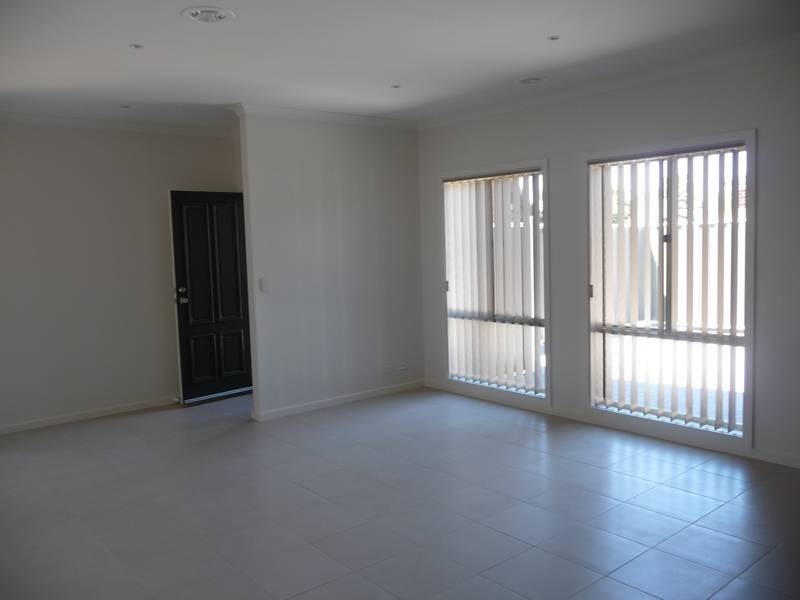 2/3 BUCKINGHAM DRIVE, Wyndham Vale VIC 3024