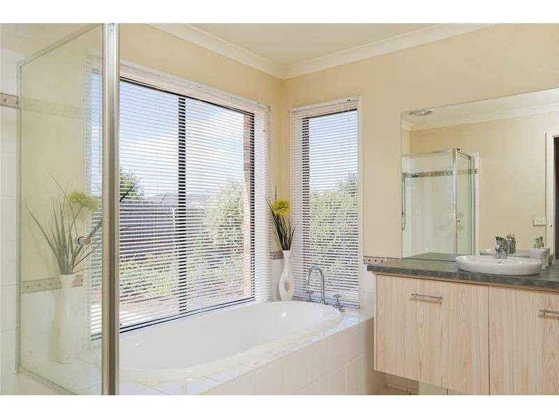 5 Barchester Avenue, Truganina VIC 3029