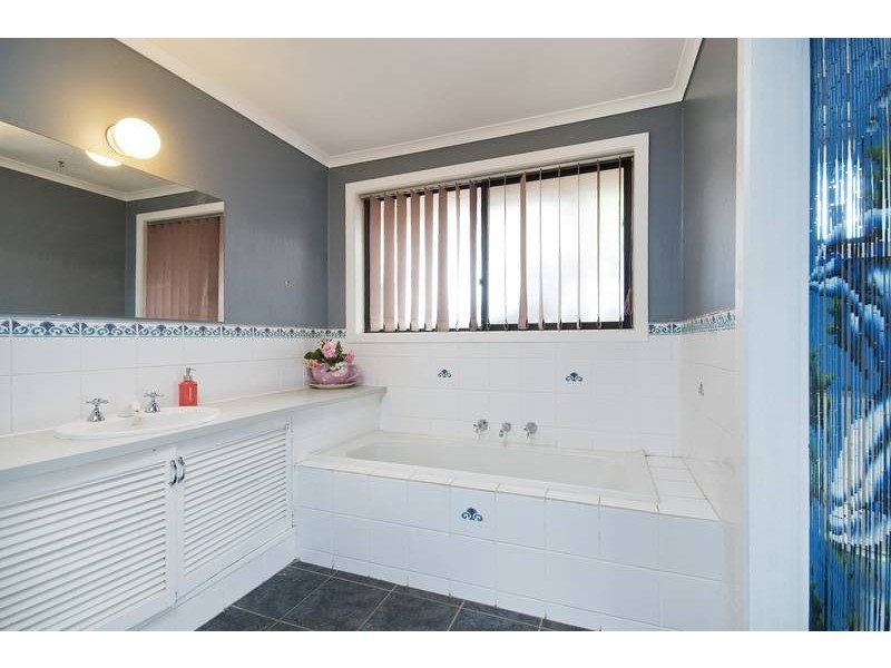 11 Gloucester Crt, Werribee VIC 3030