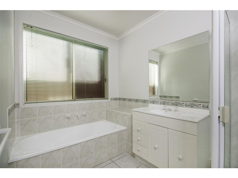 4 Beveridge Court, Point Cook VIC 3030