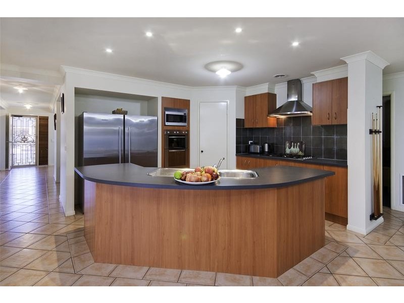 6 Yankos Drive, Werribee VIC 3030
