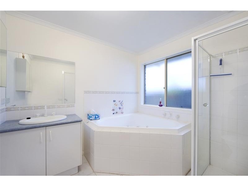 27 Golden Ash Grove, Hoppers Crossing VIC 3029