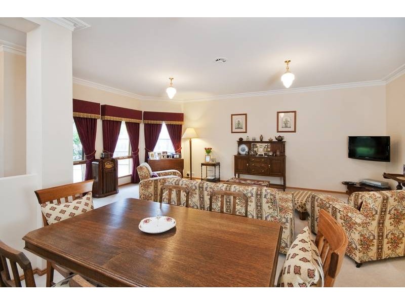 9 Melrose Pl, Werribee VIC 3030