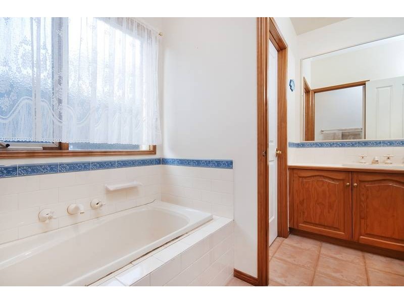 9 Melrose Pl, Werribee VIC 3030
