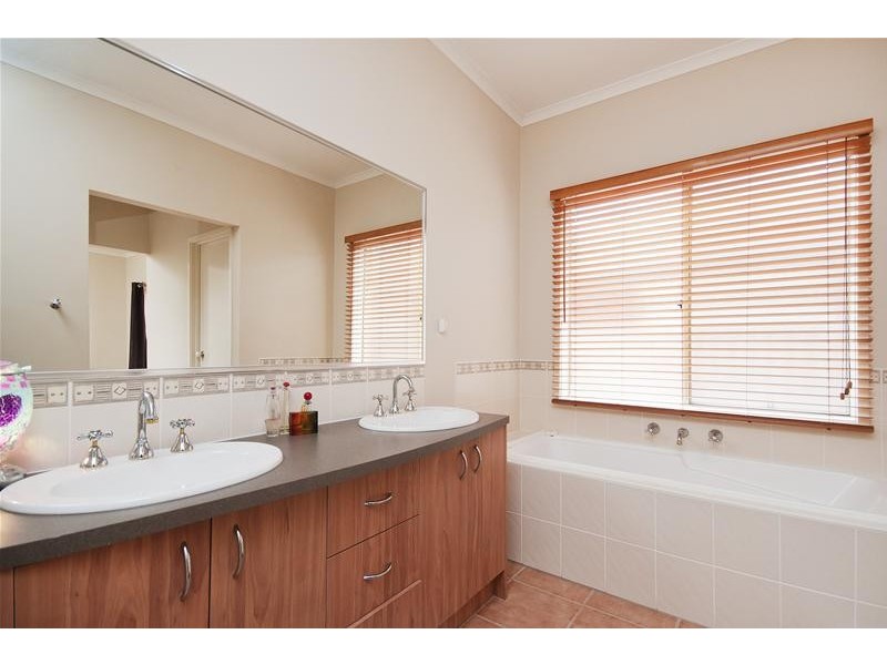28 Knightsbridge Drive, Tarneit VIC 3029