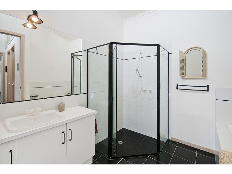 32 Wynarka Drive, Hoppers Crossing VIC 3029