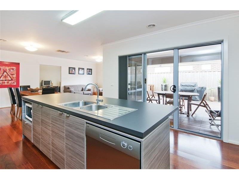 64 Bushlark Crescent, Williams Landing VIC 3027