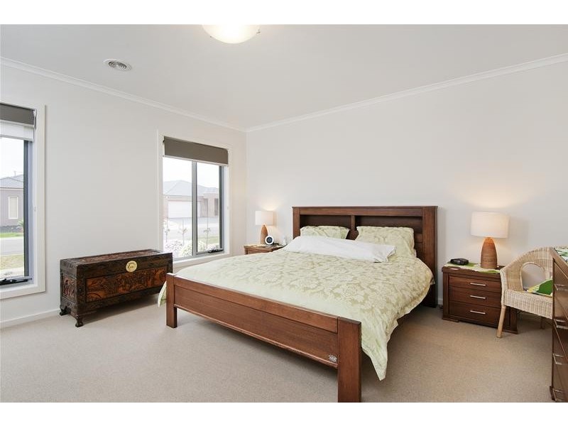 64 Bushlark Crescent, Williams Landing VIC 3027