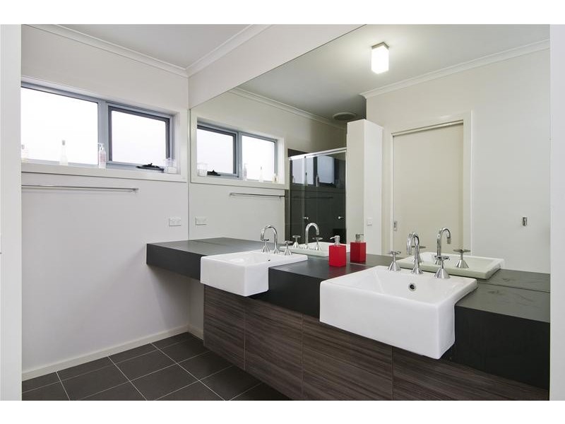 64 Bushlark Crescent, Williams Landing VIC 3027