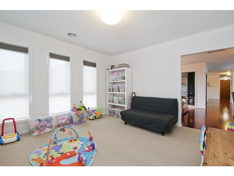 64 Bushlark Crescent, Williams Landing VIC 3027