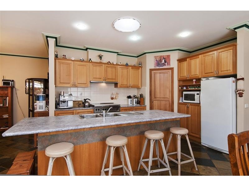 33 Westleigh Drive, Werribee VIC 3030