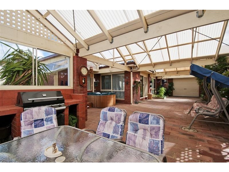 33 Westleigh Drive, Werribee VIC 3030