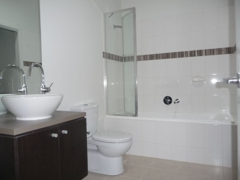 2/11 TOM ROBERTS BLVD, Point Cook VIC 3030