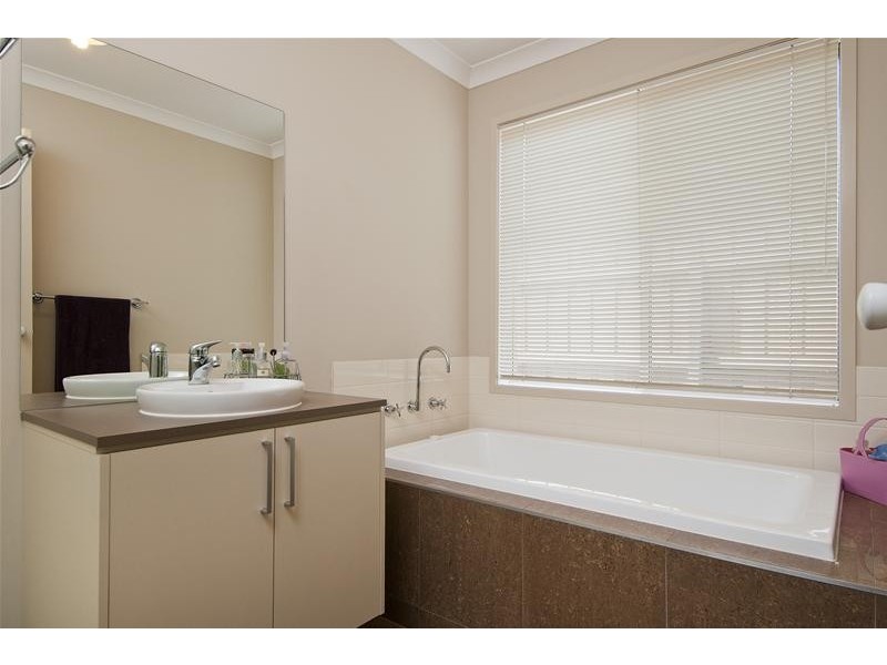 17 Barchester Avenue, Truganina VIC 3029