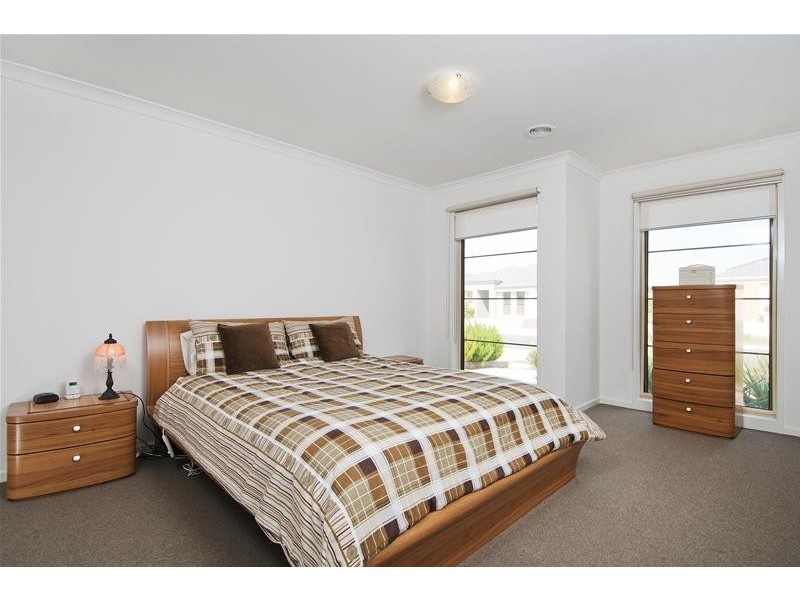 15 Spoonbill Close, Williams Landing VIC 3027
