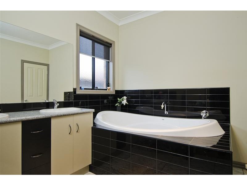 16 Stringybark Close, Wyndham Vale VIC 3024