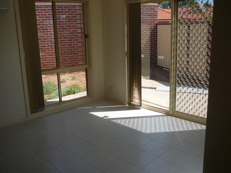 2/6-10 Latham Street, Werribee VIC 3030