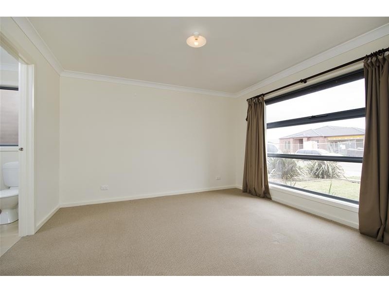 73 Fantail Crescent, Williams Landing VIC 3027