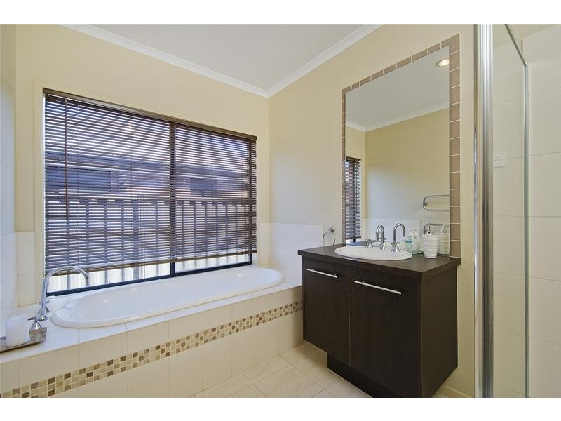 8 Ashburton Avenue, Wyndham Vale VIC 3024