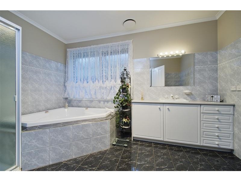 2 Henshaw Court, Werribee VIC 3030