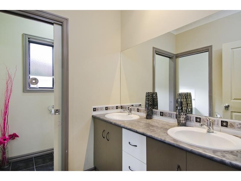 16 Stringybark Cl, Wyndham Vale VIC 3024