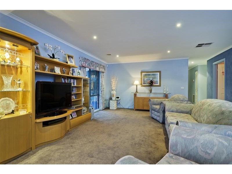 18 Golden Ash Grove, Hoppers Crossing VIC 3029